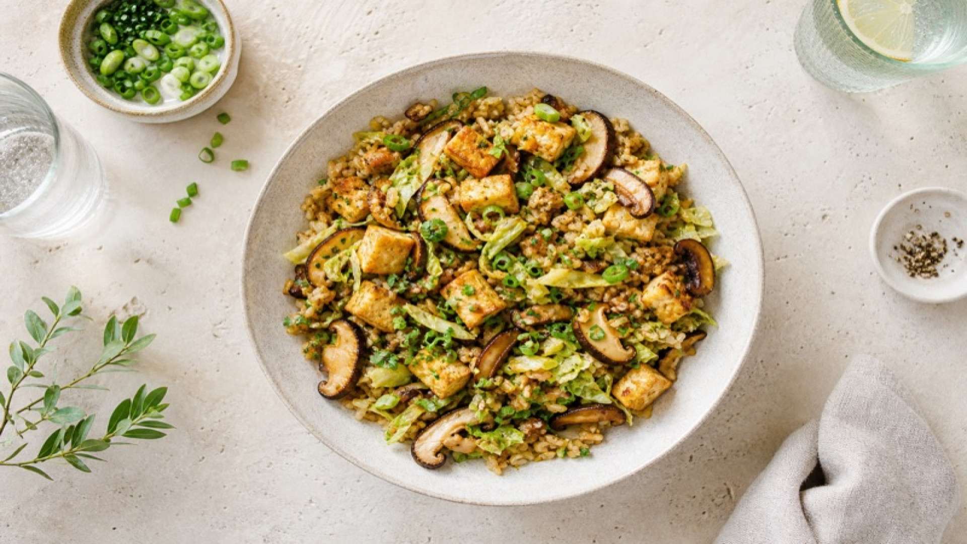 Tofu-Shiitake-Reispfanne mit Spitzkohl