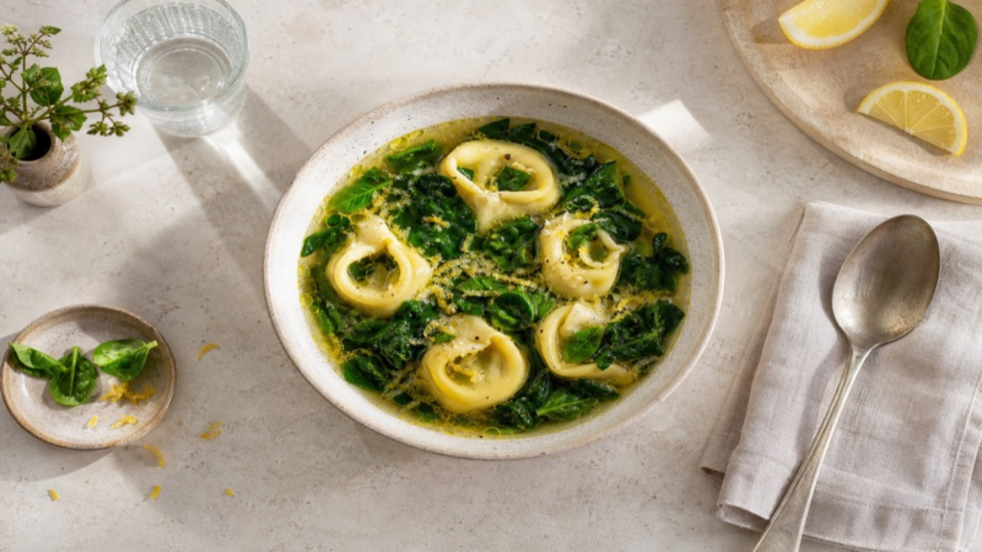 Tortelloni in Zitronen-Spinat-Brühe