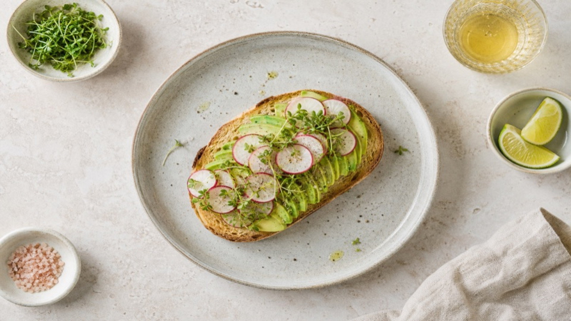 veganes Sandwich mit Avocado und Rettichkresse