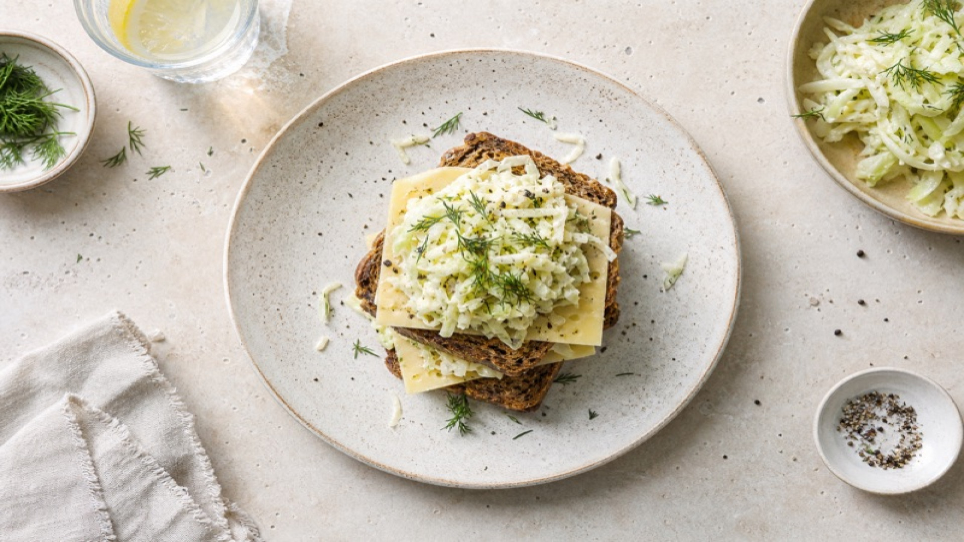 Vollkornbrot-Türmchen mit Körnigem Schnittkäse und Spitzkohl-Slaw