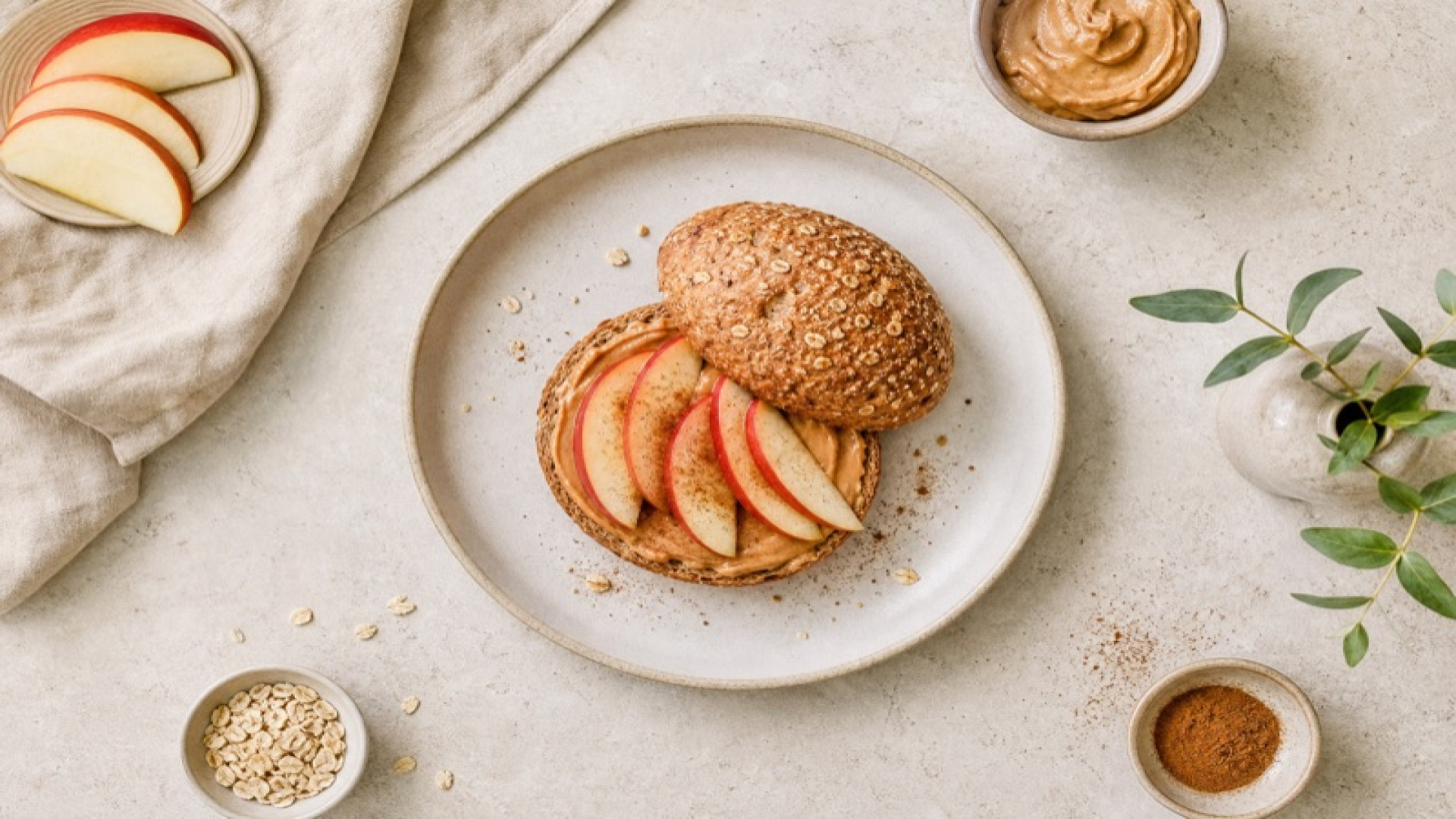 Vollkornbrötchen mit Peanut Butter, Apfel und Zimt