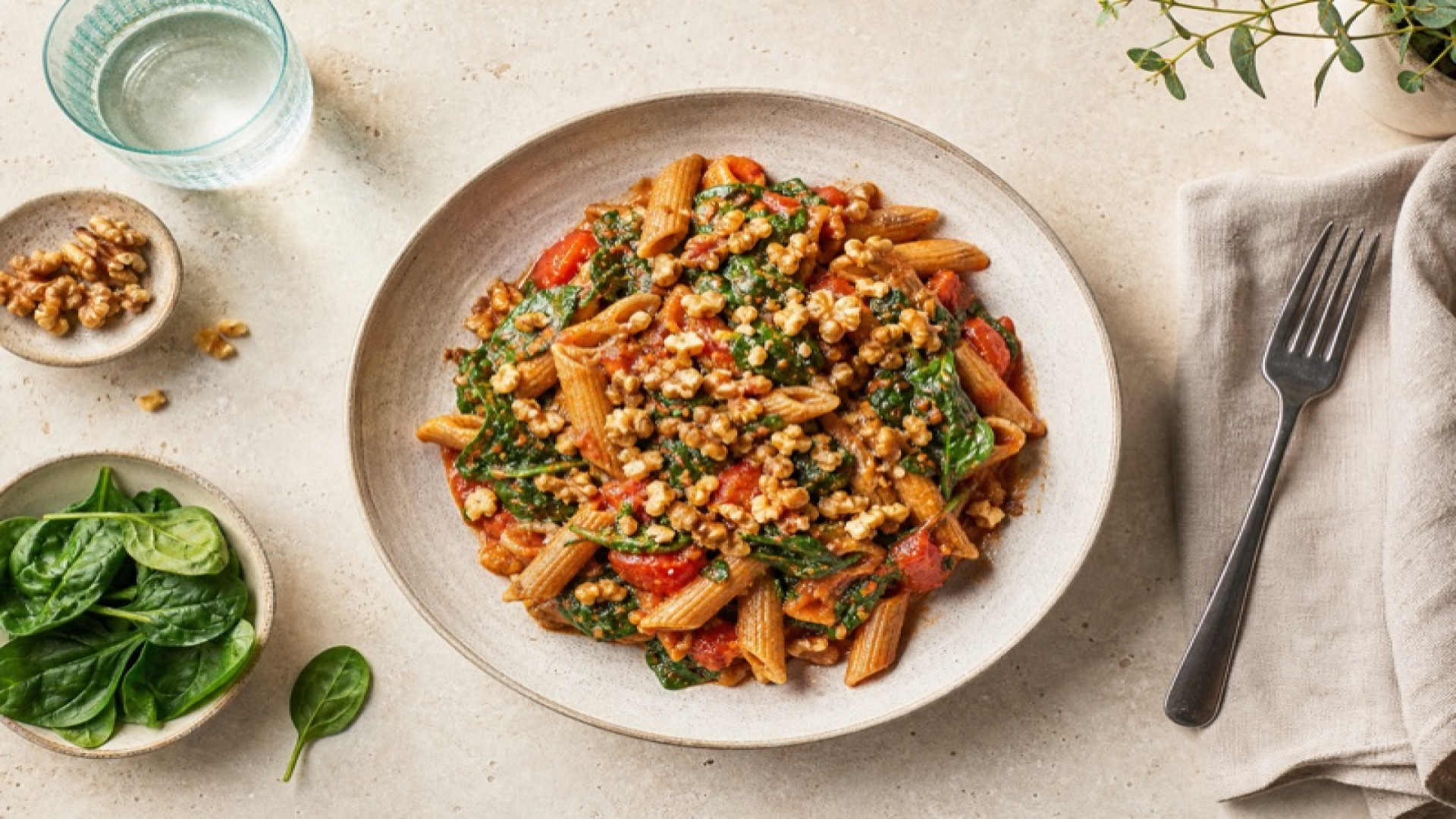 Vollkornnudeln mit Spinat-Tomaten-Sauce und Walnuss-Crunch