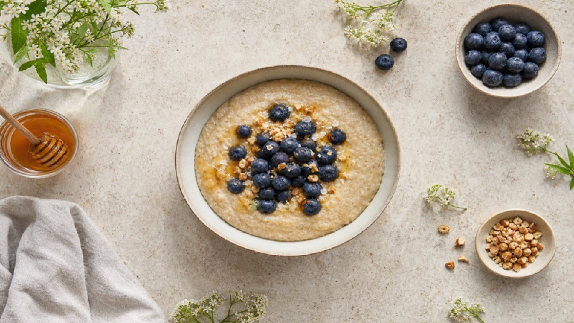 Warme Dinkelgrieß-Bowl mit Heidelbeeren und Honig
