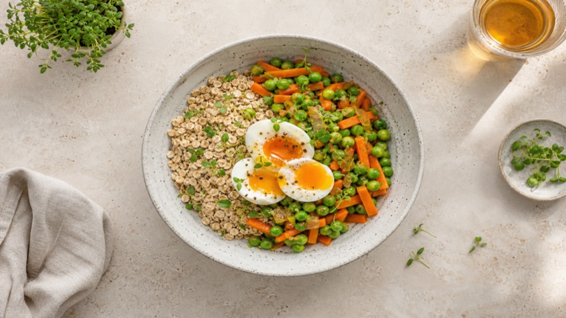 Warme Ei-Bowl mit Erbsen-Karotten und Hafer
