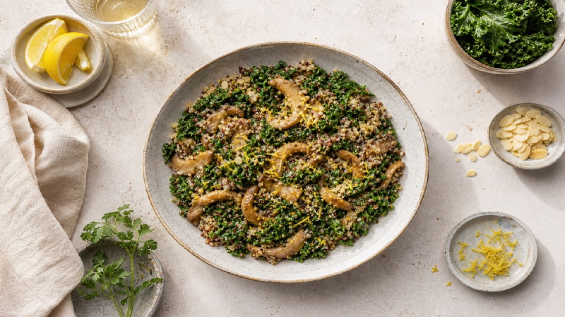 Warme Grünkohl-Quinoa-Pfanne mit Austernpilzen und Zitrone
