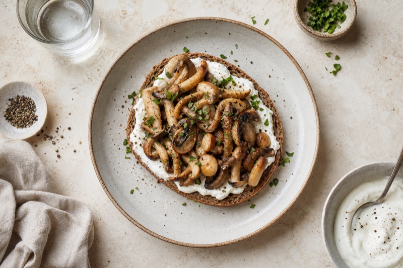 Warme Mischpilz-Pfanne auf Vollkornbrot mit Joghurt