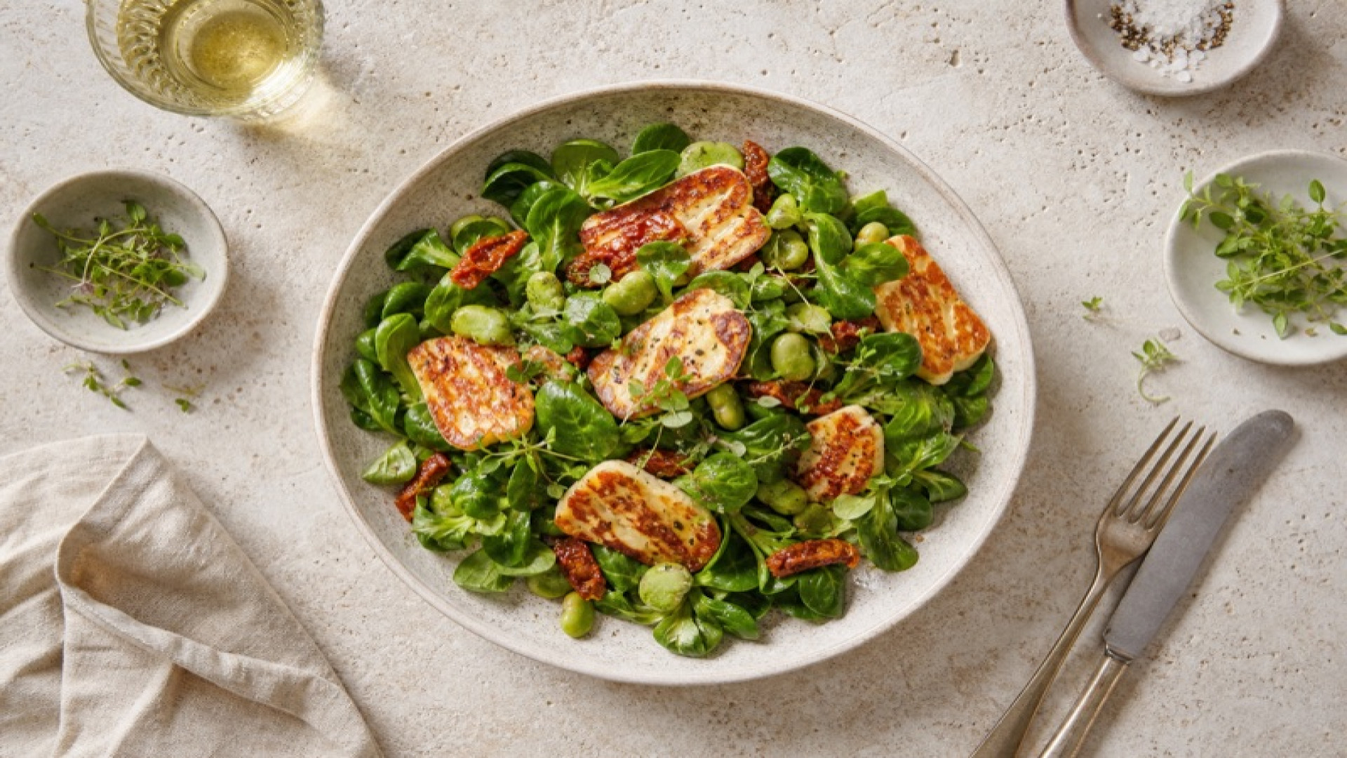 Warmer Feldsalat mit Dicken Bohnen und Halloumi