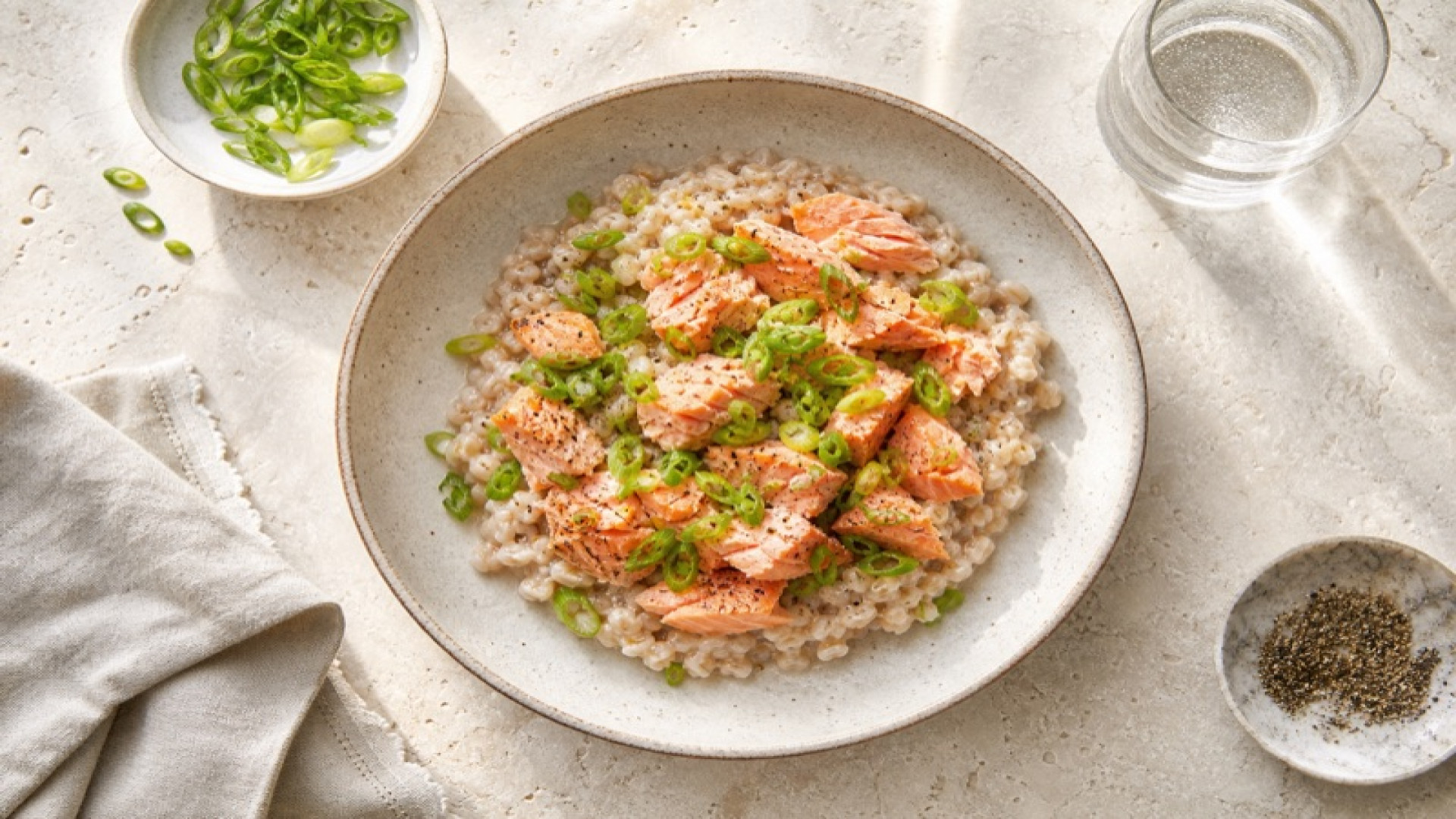 Warmer Gerste-Porridge mit Lachs und Frühlingszwiebeln