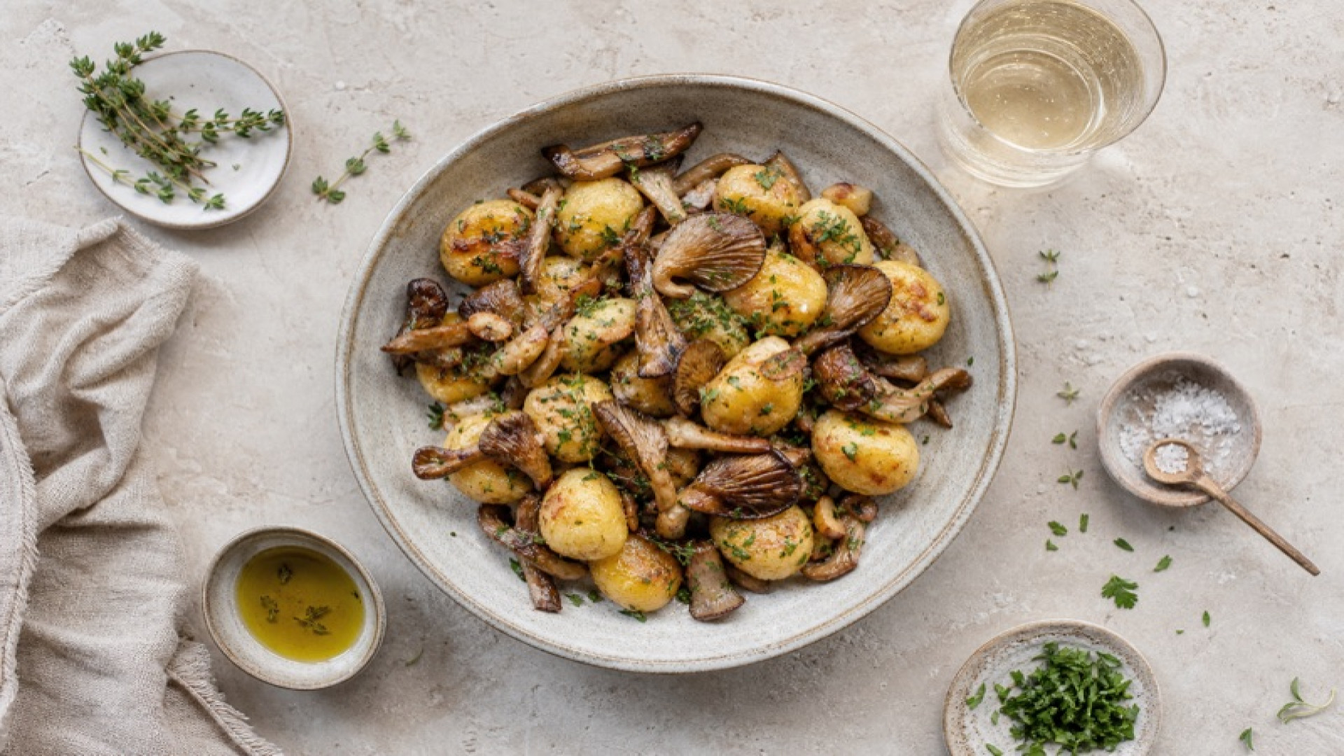 Warmer Kartoffelkloß-Salat mit Austernpilzen und Knoblauch-Olivenöl