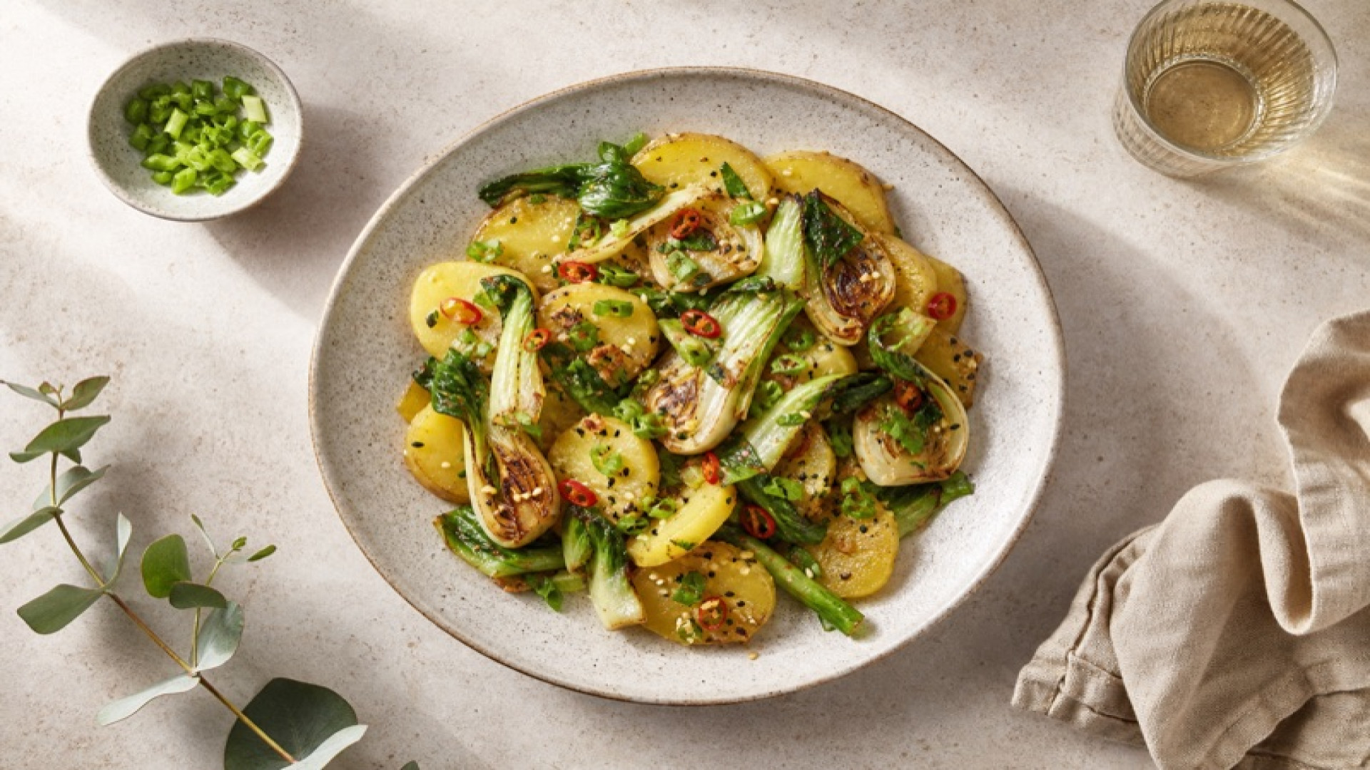 Warmer Kartoffelsalat mit Pak Choi und Ingwer-Knoblauch-Öl
