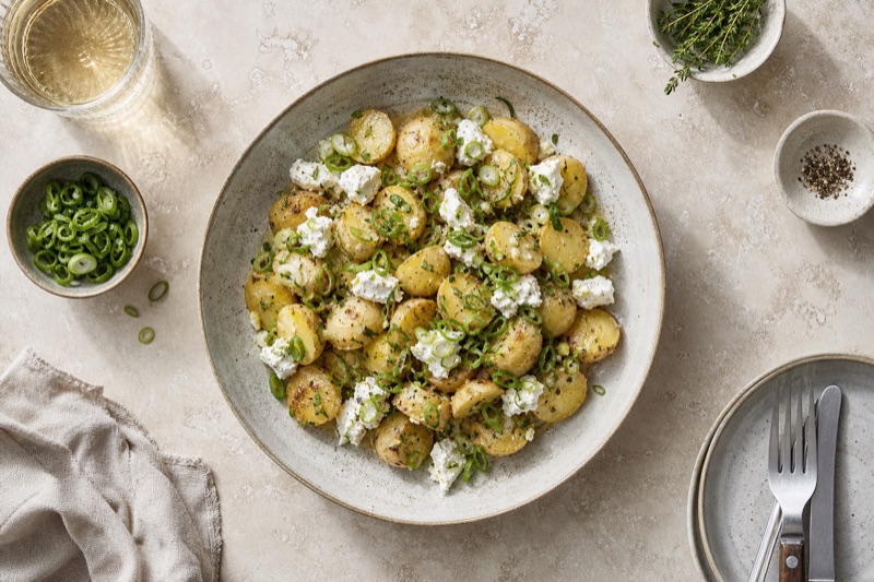 Warmer Kartoffelsalat mit Ziegenfrischkäse und Frühlingszwiebeln