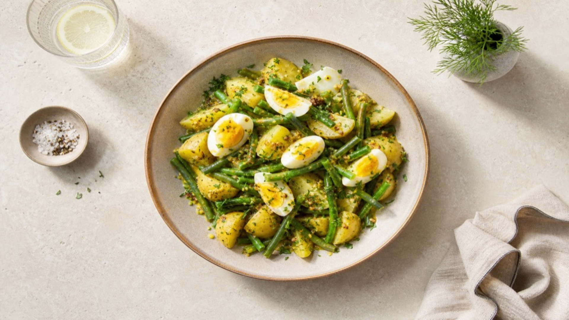 Warmer Kartoffel-Wachsbohnen-Salat mit Ei und Senf-Dressing