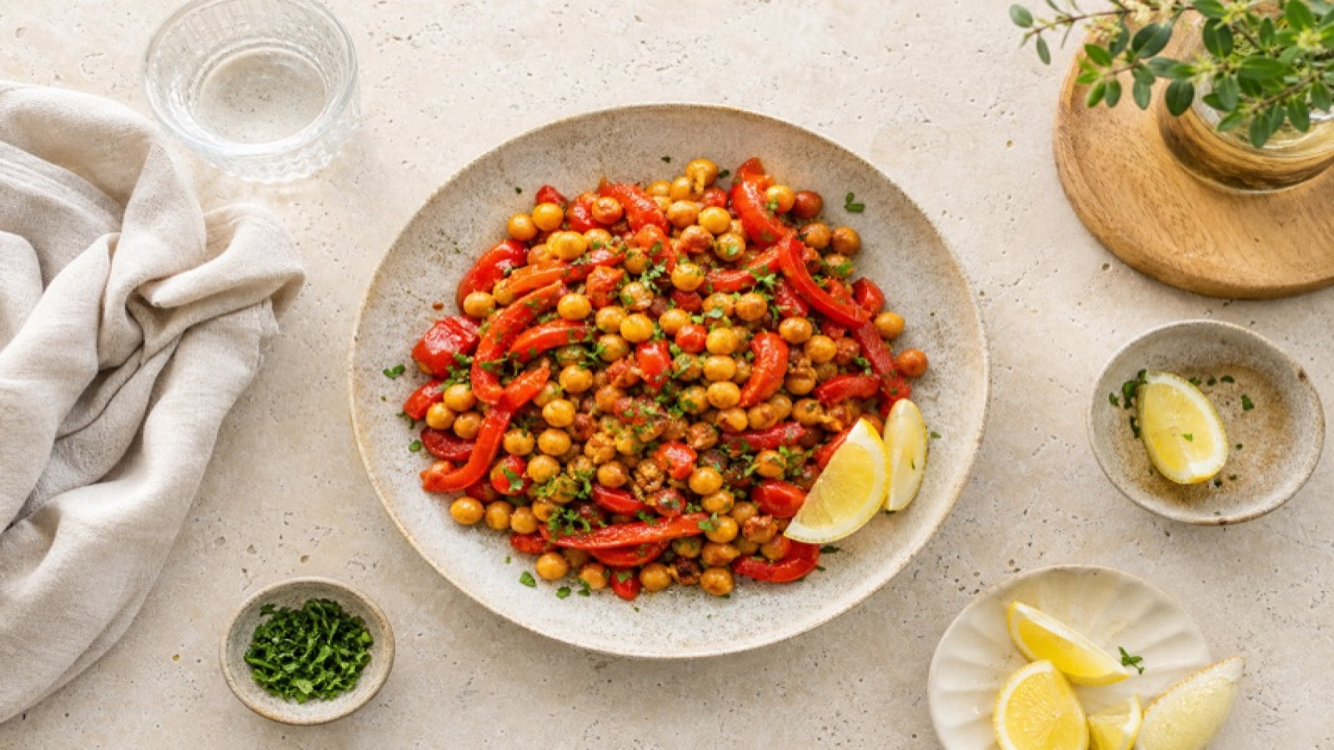 Warmer Kichererbsen-Paprika-Teller mit Zitrone