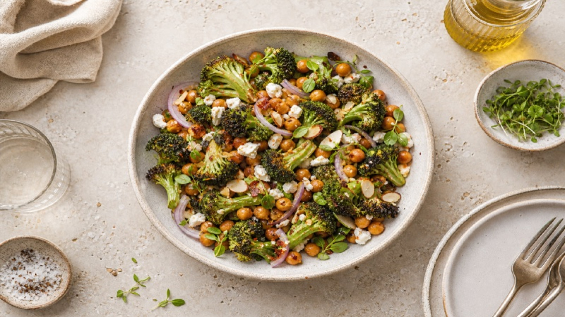 Warmer Kichererbsen-Salat mit gebackenem Brokkoli
