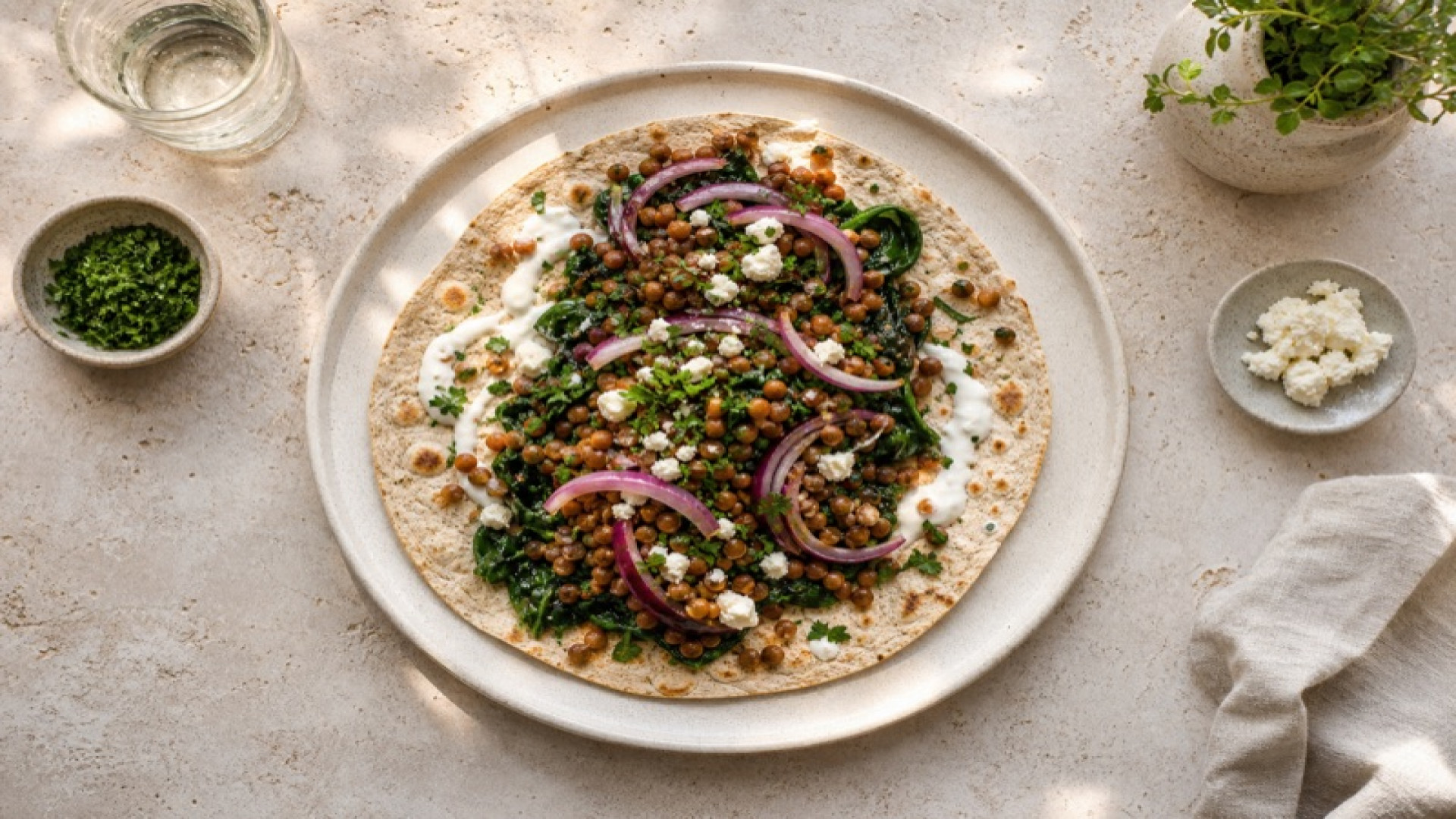 Warmer Linsen-Spinat-Wrap mit roten Zwiebeln