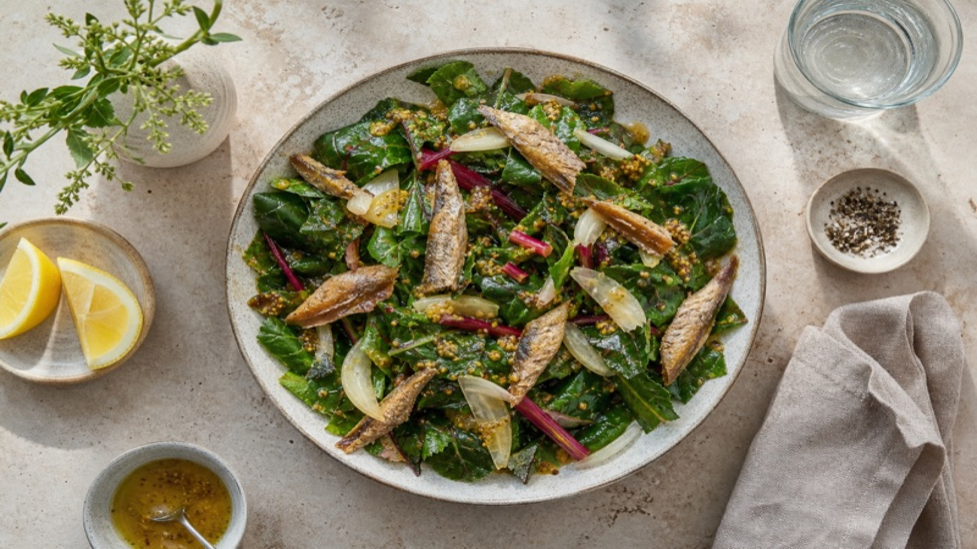 Warmer Mangold-Salat mit geräucherten Sprotten und Senf-Dressing