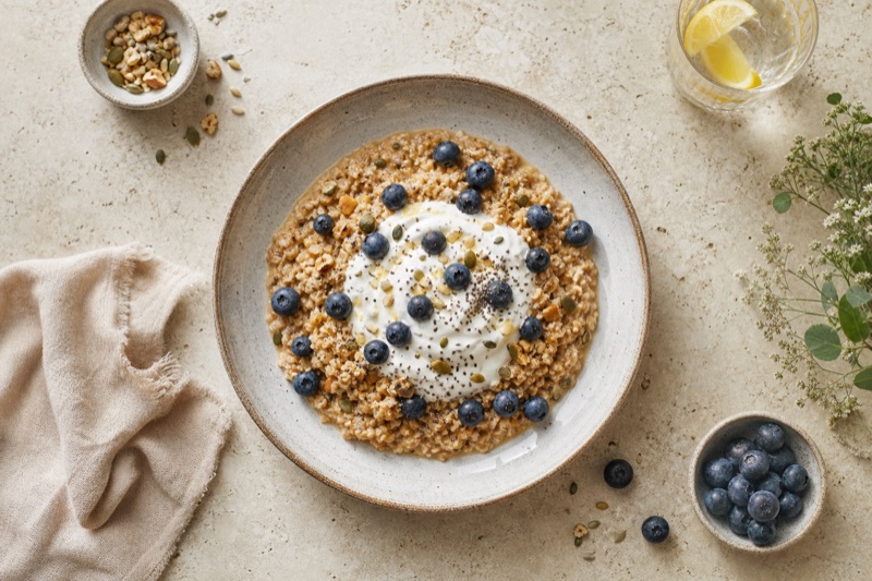 Warmer Mehrkornschrot-Teller mit Heidelbeeren und Skyr-Haube