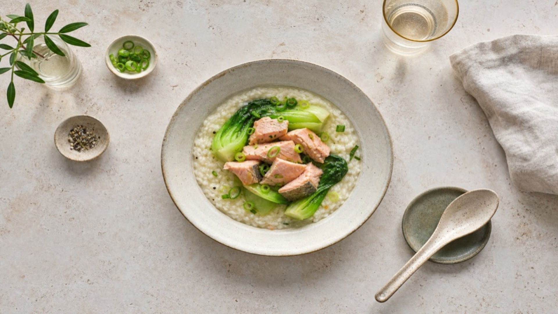 Warmer Reisbrei mit Forelle und Pak Choi