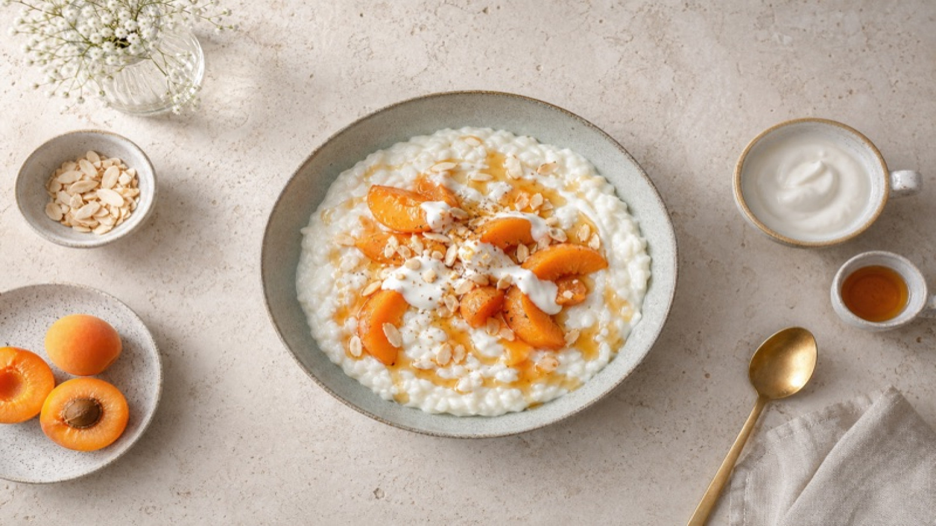 Warmer Reis-Porridge mit Aprikosen und Sojajoghurt