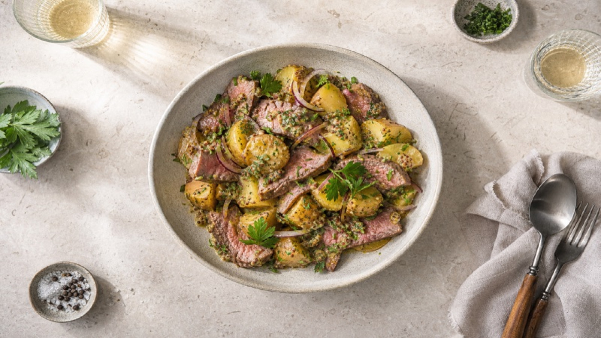 Warmer Roastbeef-Kartoffelsalat mit Senf-Vinaigrette