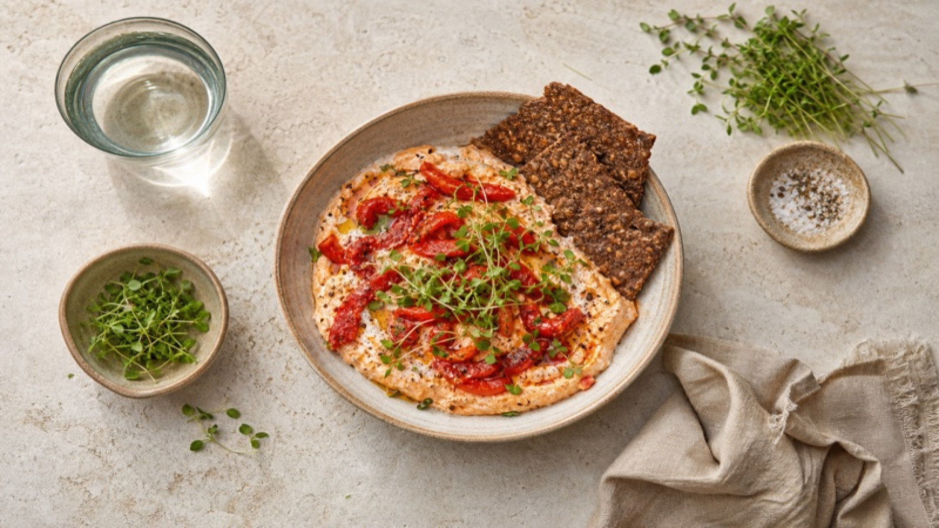 Warme Röstpaprika-Frischkäse-Bowl mit Roggenknäckebrot