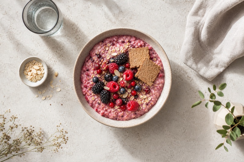 Warmes Beerenmischung-Porridge mit Vollkornzwieback