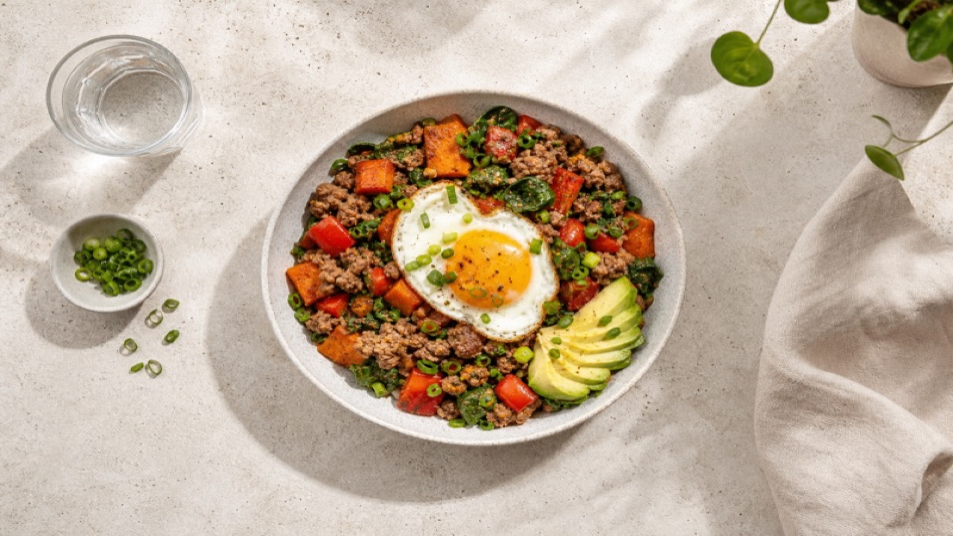 Warmes Hackfleisch-Gemüse-Frühstücksbowl mit Ei
