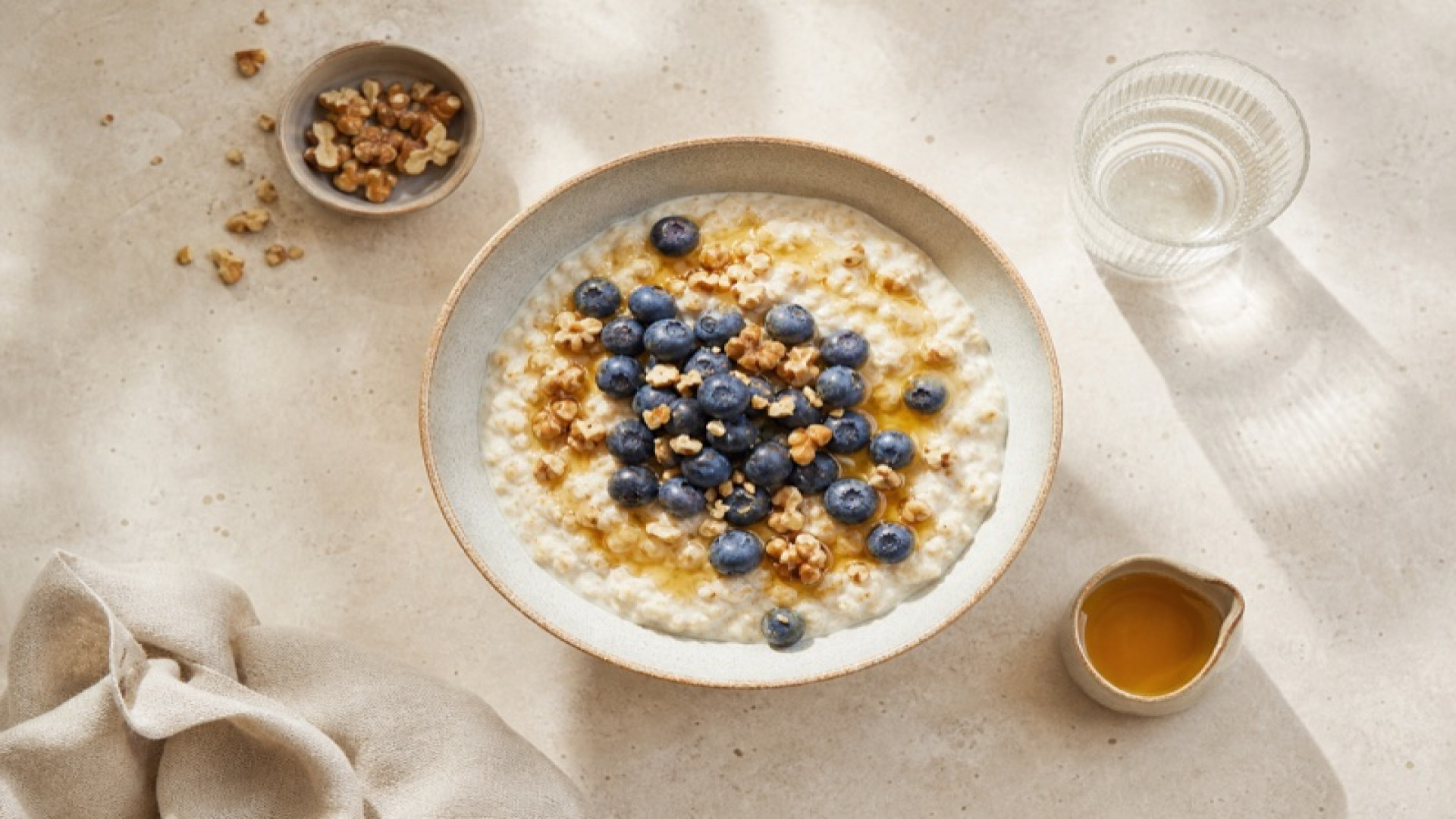Warmes Haferflocken-Porridge mit Heidelbeeren und Walnussöl