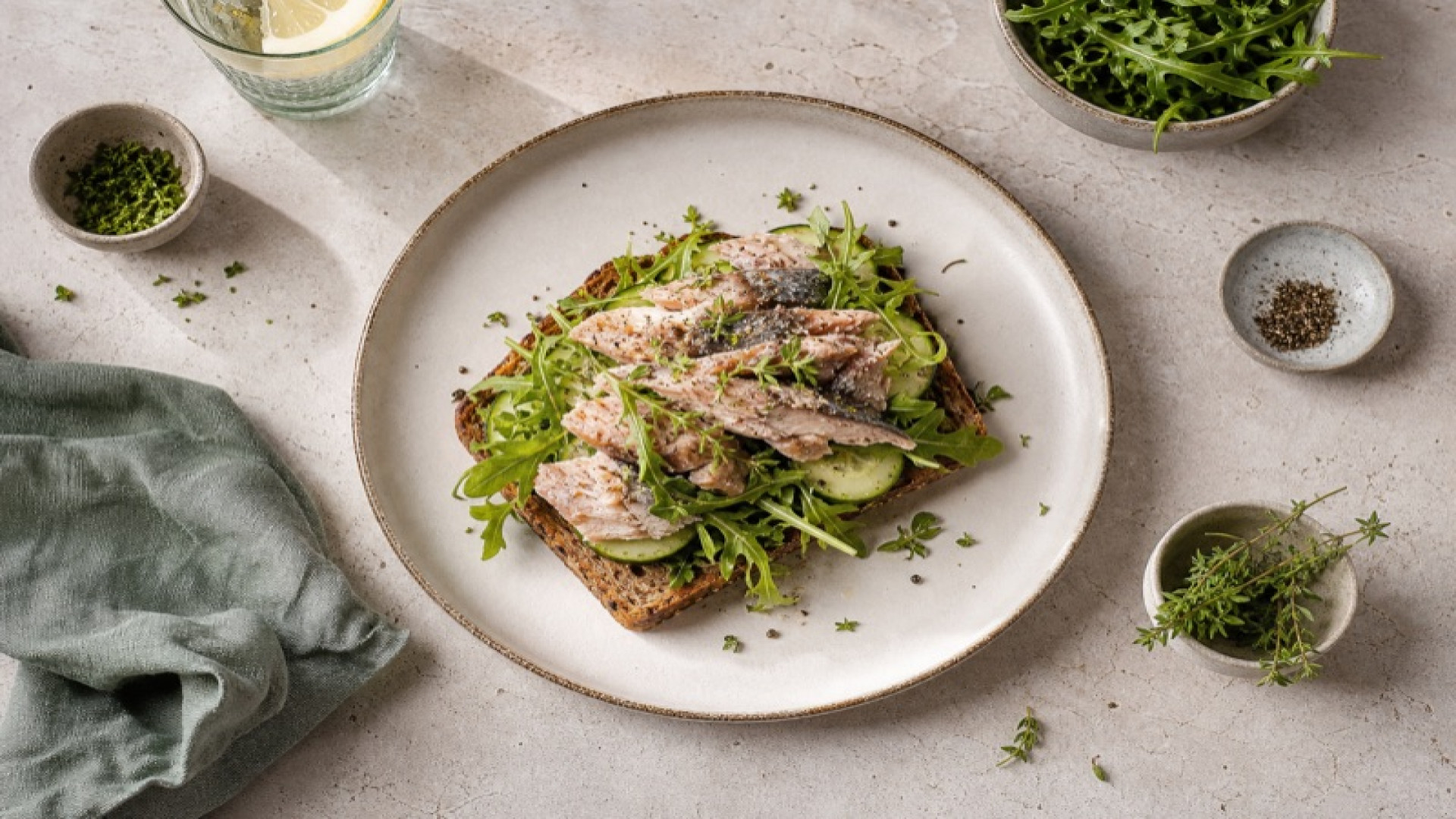 Warmes Mehrkornbrot mit Makrele und Rucola