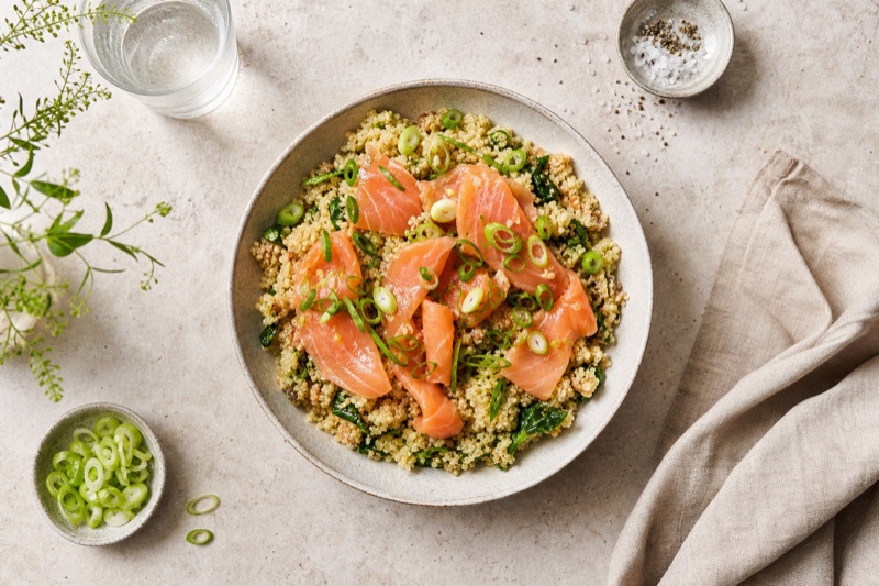 Warmes Quinoa-Bowl mit Räucherlachs und Frühlingszwiebeln
