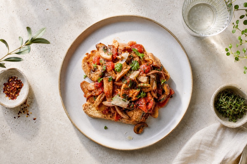 Warmes Tomaten-Mischpilz-Ragout auf Vollkornbaguette