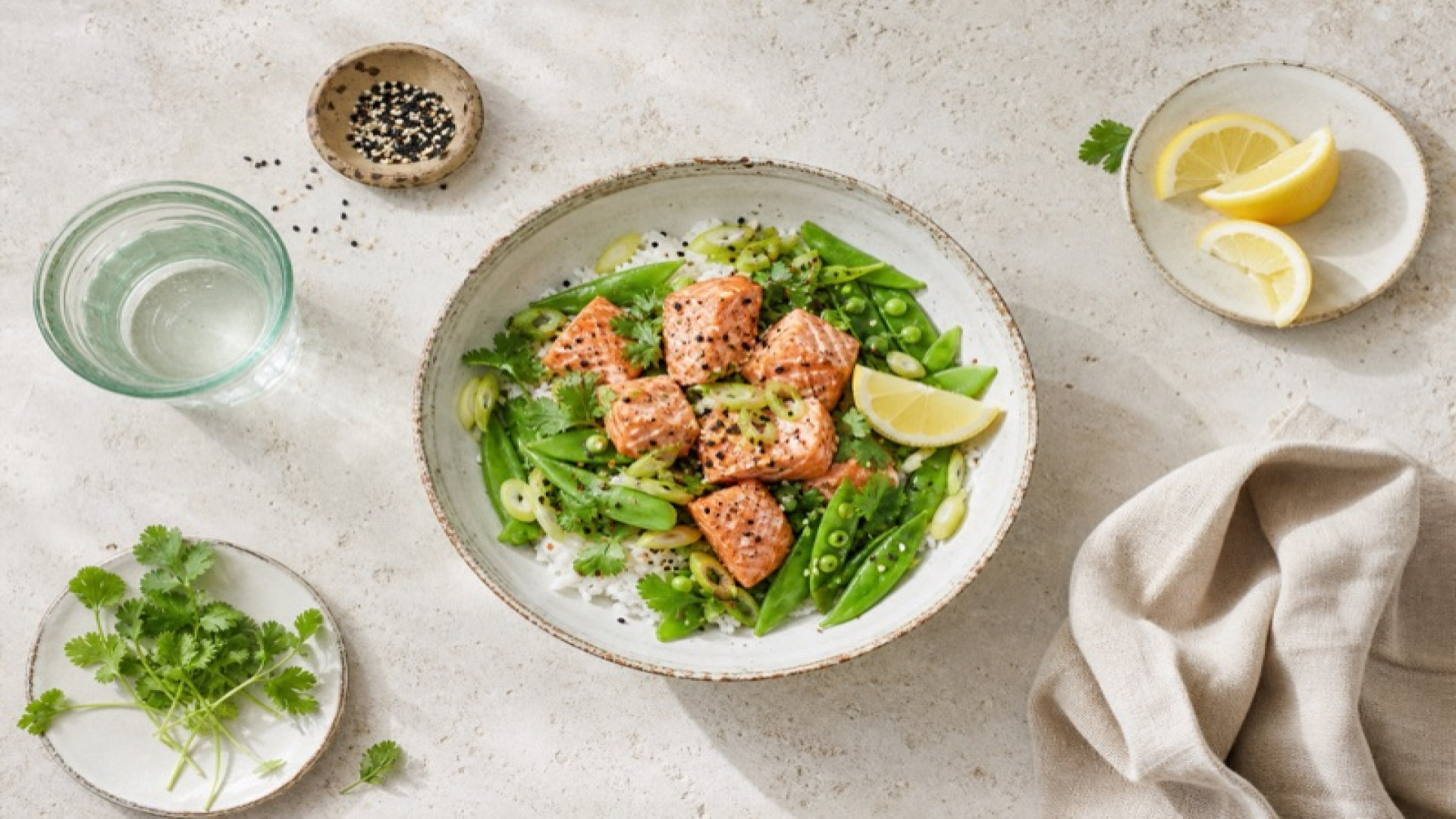 Wildlachs-Bowl mit Zuckererbsen und Zitrone