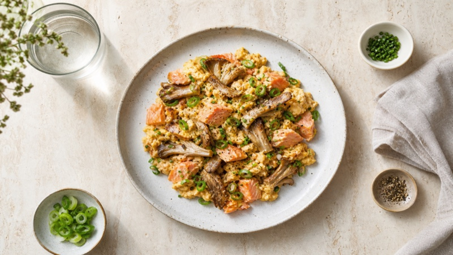 Wildlachs-Rührei mit Austernpilzen und Frühlingszwiebeln