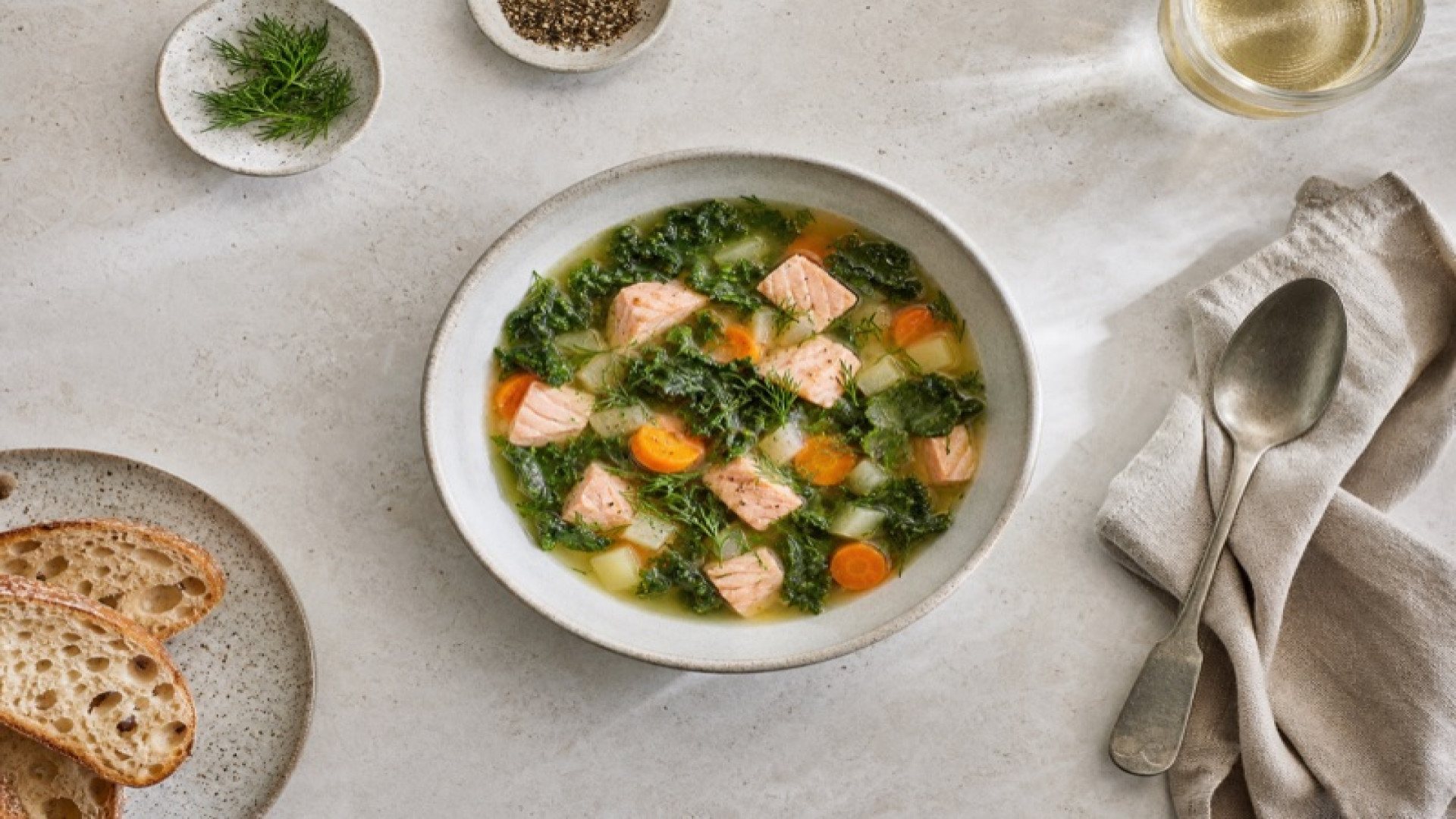 Wildlachs-Suppe mit Grünkohl und Gemüsebrühe