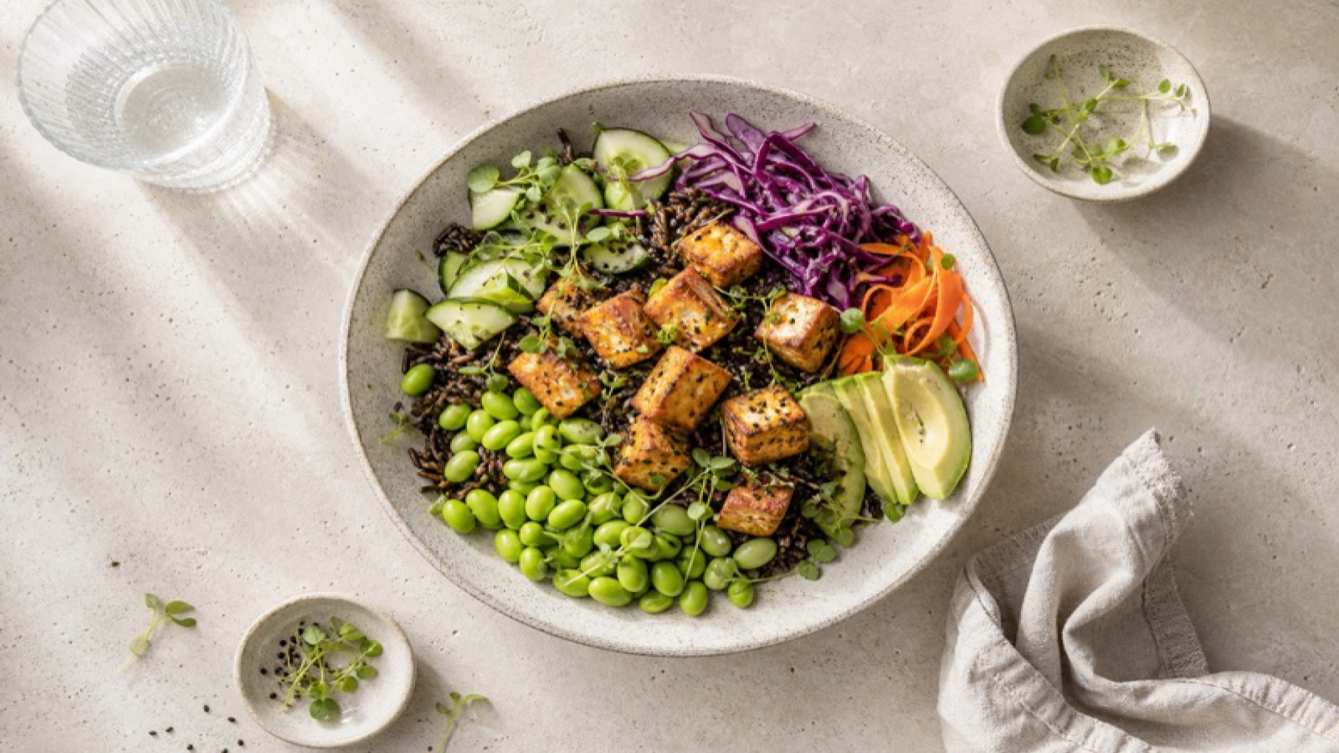 Wildreis-Bowl mit gebratenem Tofu und Edamame