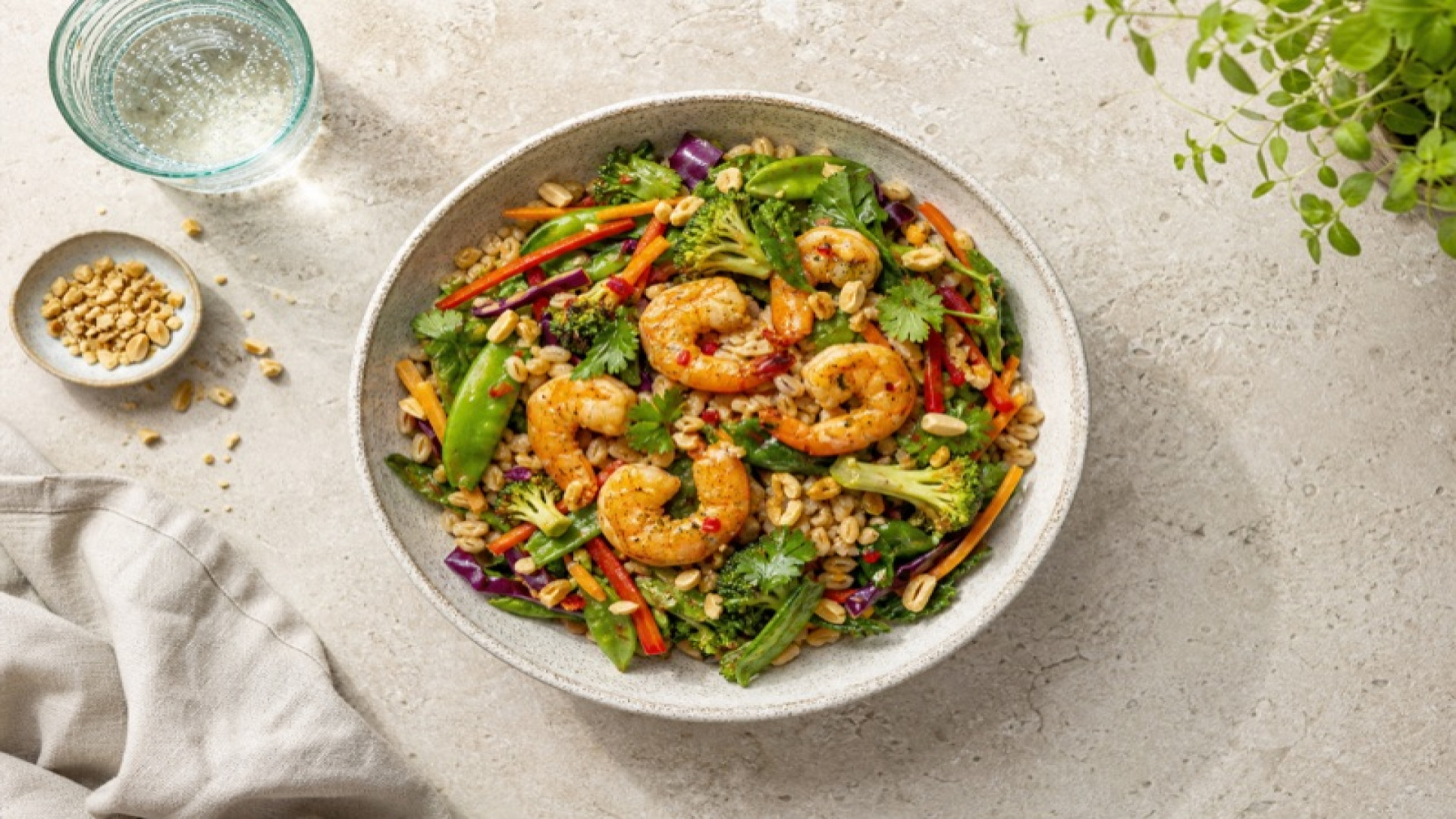 Würzige Garnelen-Bowl mit asiatischem Gemüse und Ebly