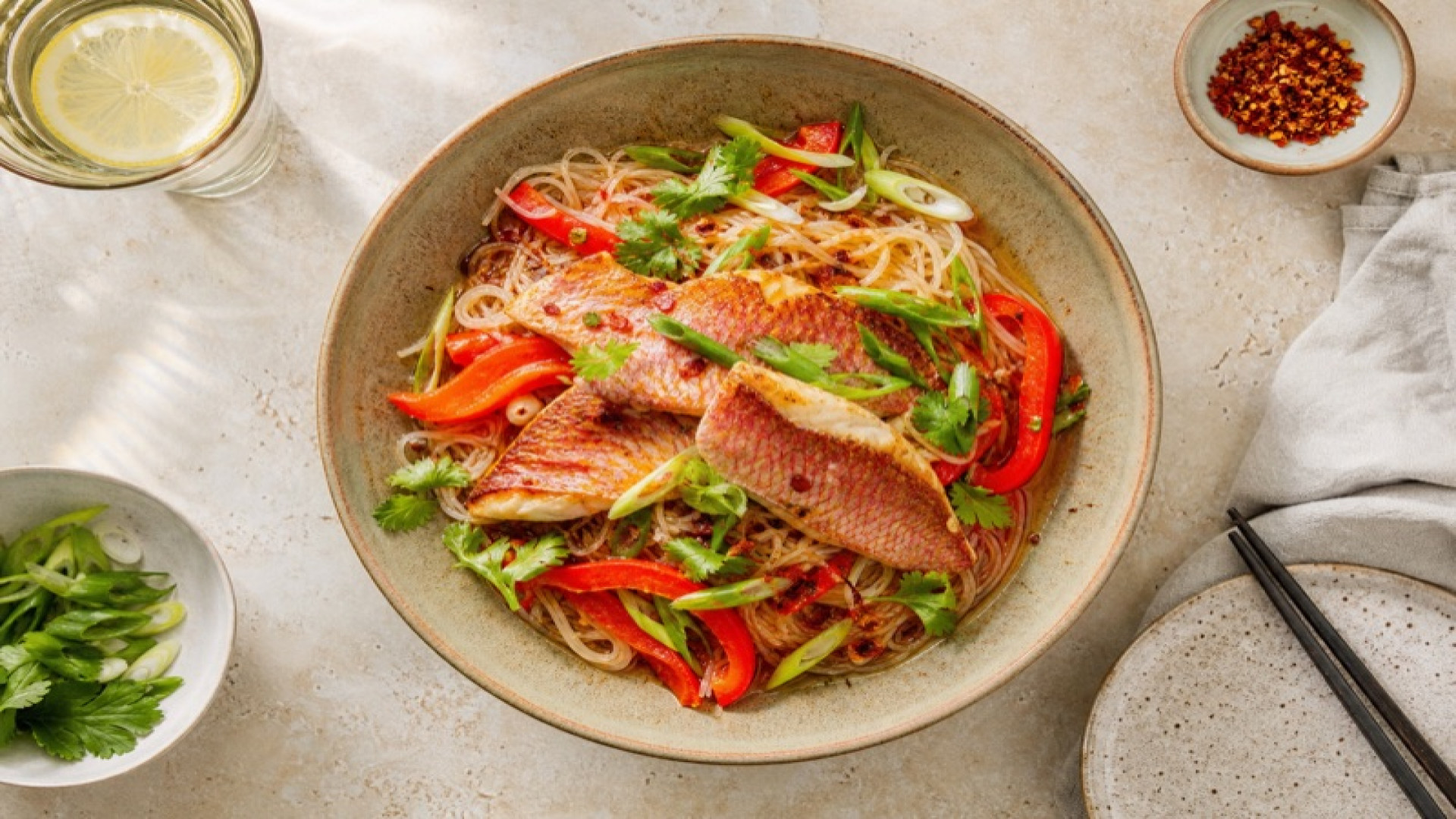Würzige Glasnudel-Bowl mit Meerbarbe und roter Paprika