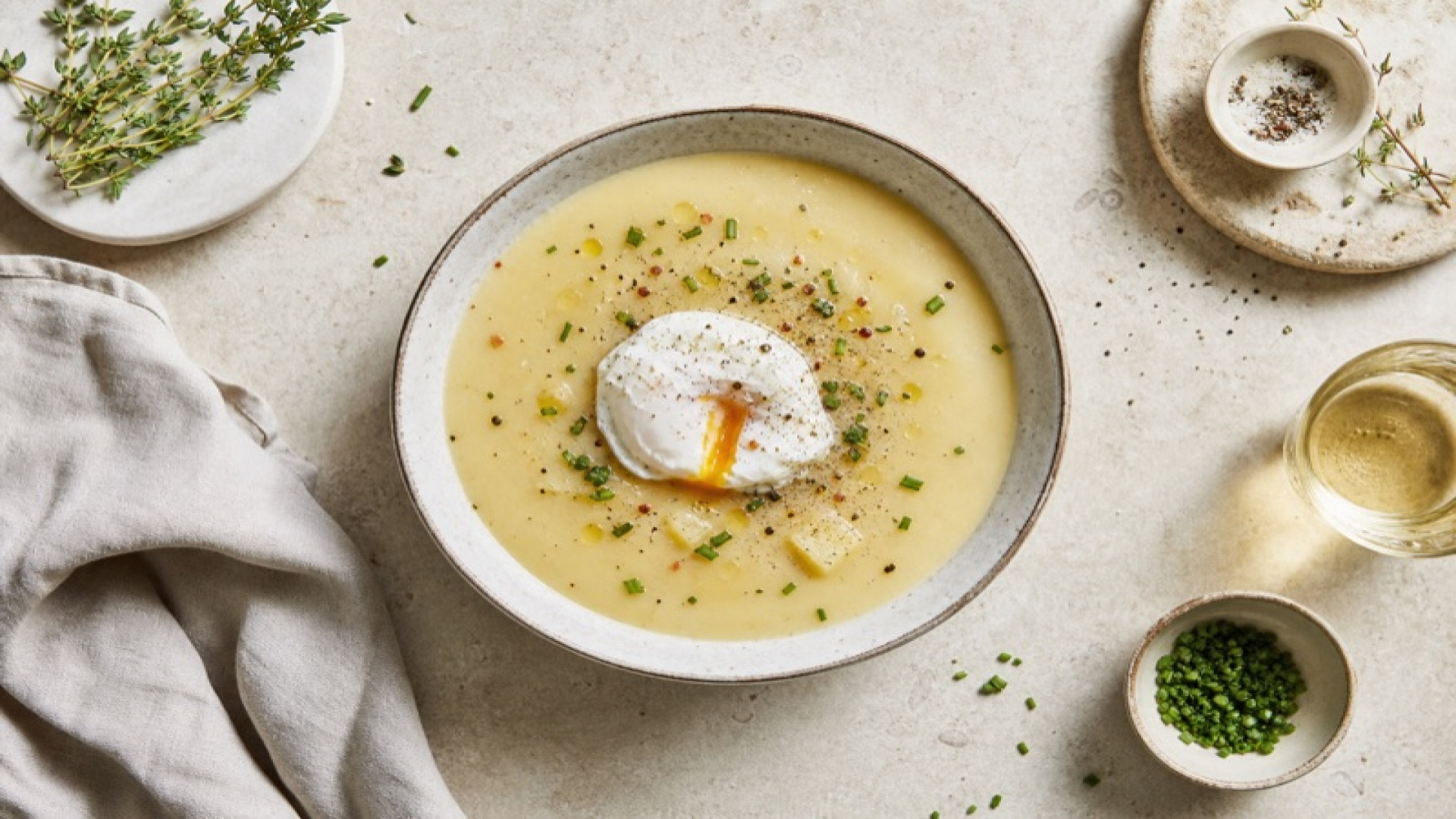 Würzige Kartoffelsuppe mit pochiertem Ei
