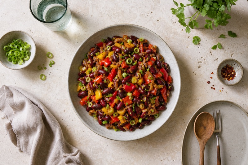 Würzige Kidney-Bohnen-Pfanne mit Paprika und Frühlingszwiebeln