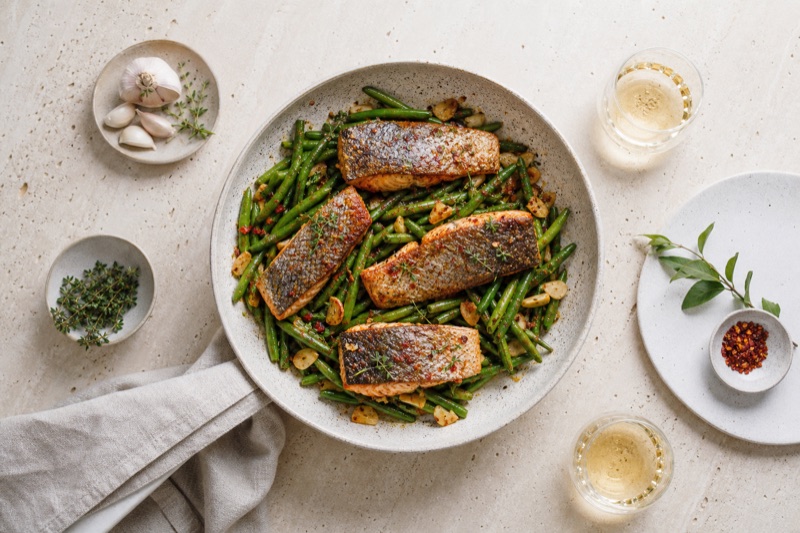 Würzige Meerforellen-Pfanne mit grünen Bohnen und Knoblauch