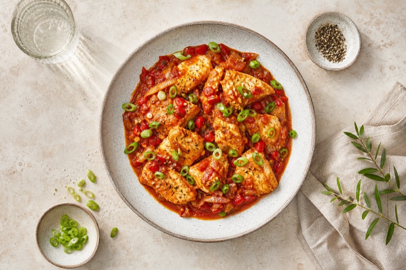 Würzige Pangasius-Pfanne mit Tomatenmark und Frühlingszwiebeln
