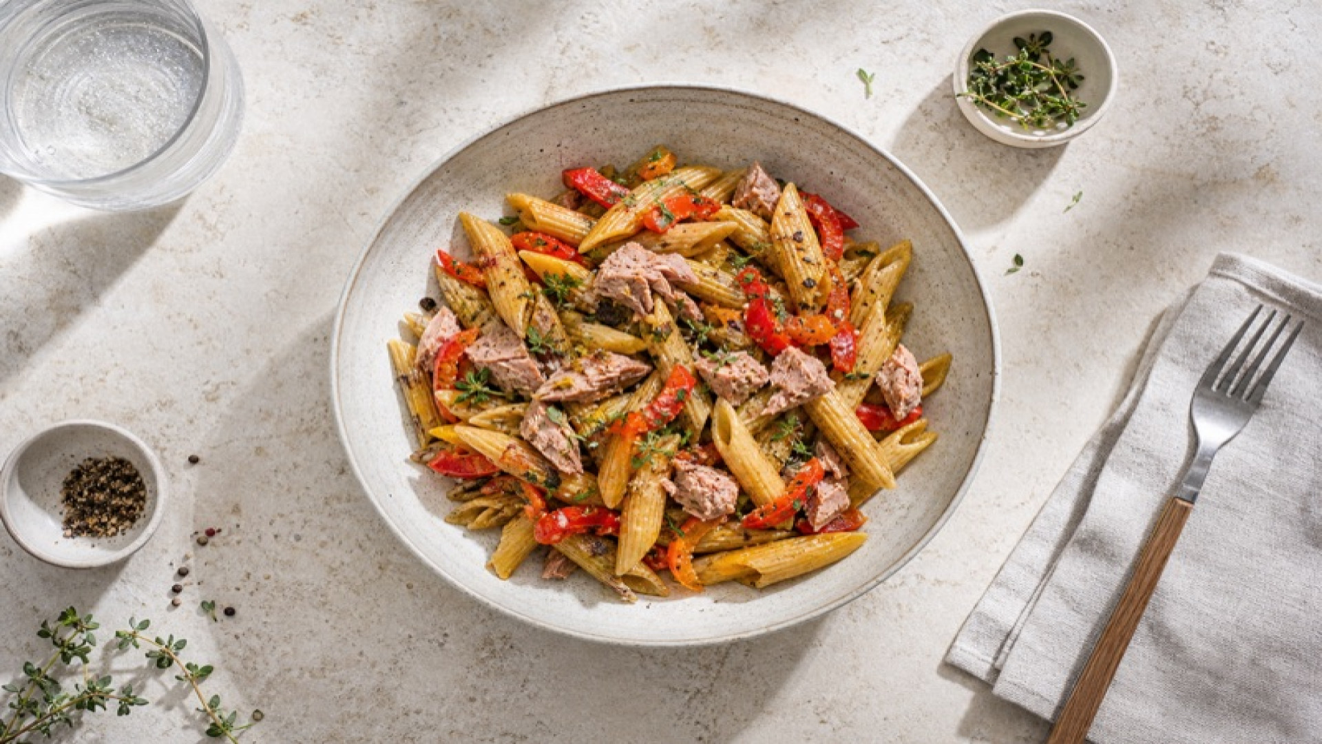 Würzige Pasta-Bowl mit Gelbflossen-Thun und Paprika