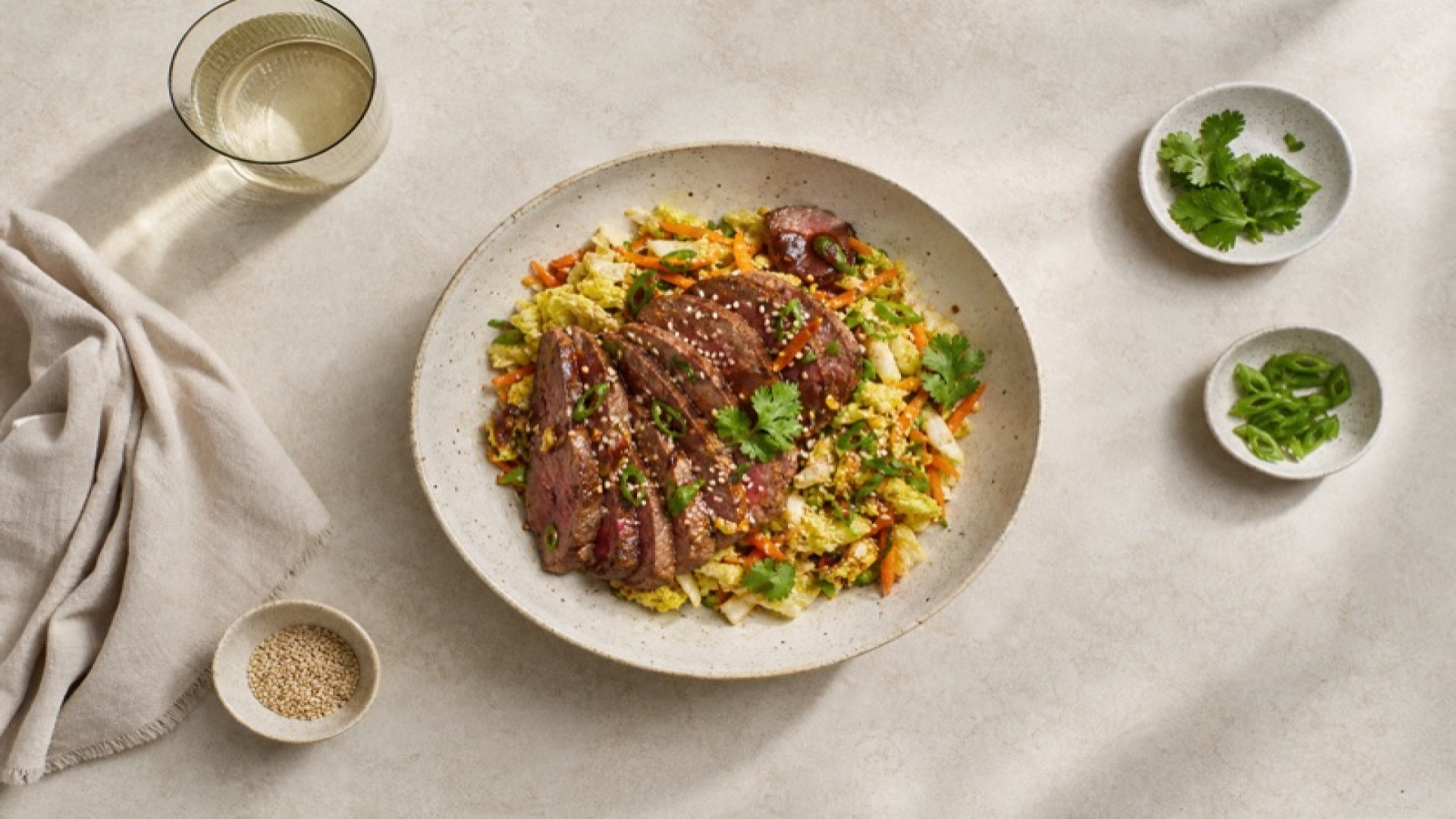 Würzige Rind-Keule-Bowl mit Chinakohl und Sesam