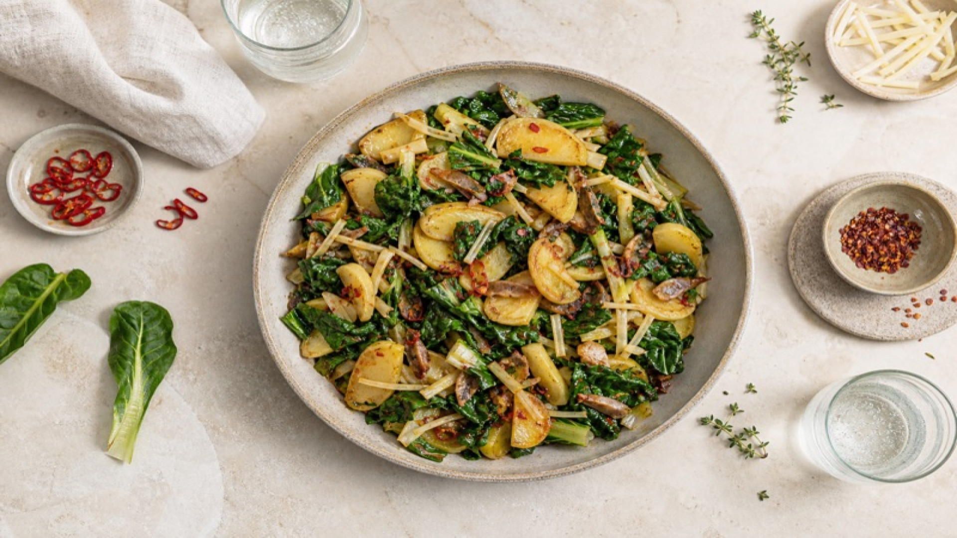 Würziger Kartoffel-Mangold-Wok mit Bambussprossen und Sardellen