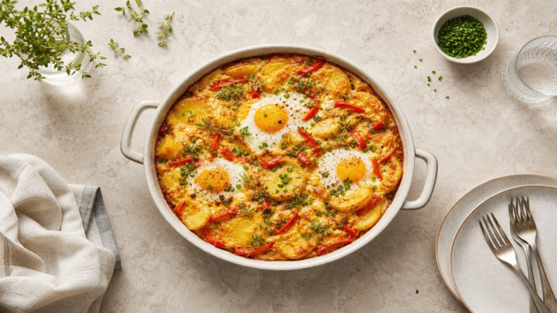 Würziger Kartoffel-Paprika-Auflauf mit Ei und Tomatenmark