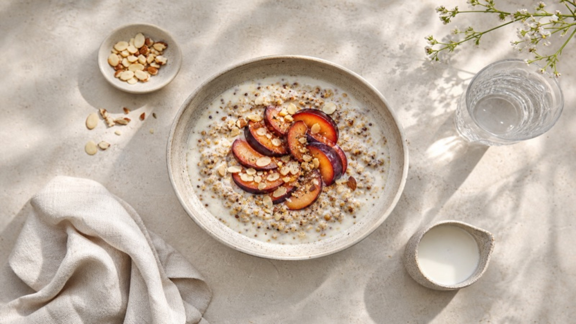 Würziger Mehrkornschrot-Bowl mit Kokos-Mandelmilch und Pflaume