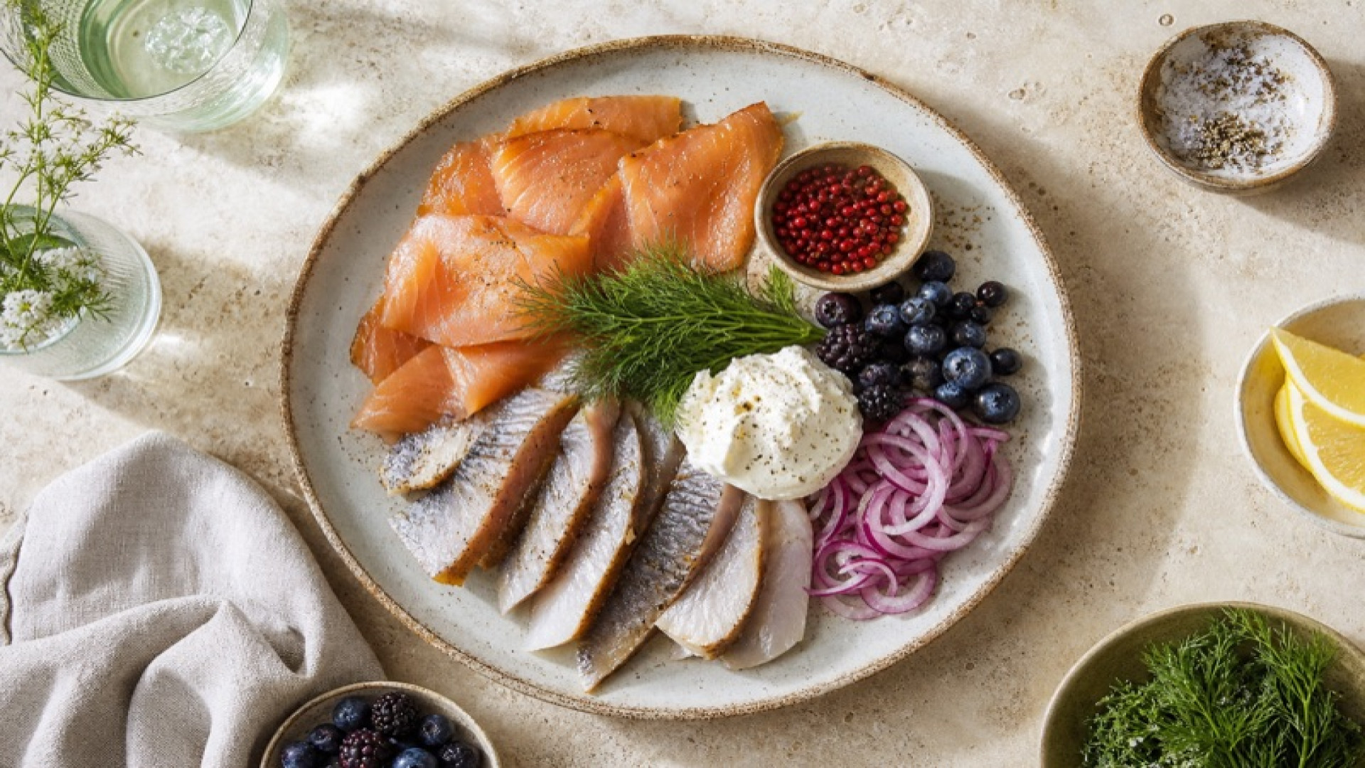 Würziger Räucherfisch-Teller mit frischen Beeren und Frischkäse