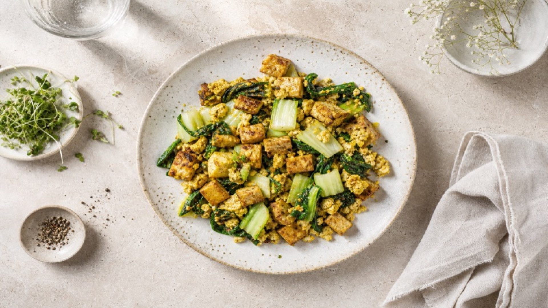 WĂŒrziger RĂ€uchertofu-Scramble mit Pak Choi