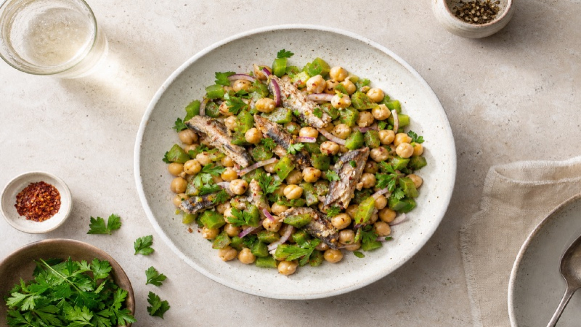 Würziger Sardellen-Kichererbsen-Salat mit grünem Paprika