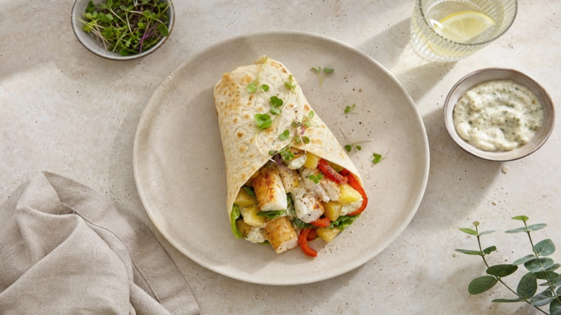 Würziger Seehecht-Kartoffel-Wrap mit Paprika und Rotbarsch